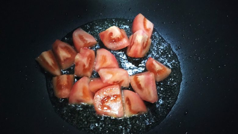 西红柿菜花炖豆腐,待锅内油七分热时，下西红柿
