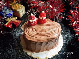 圣诞树桩蛋糕,装饰上草莓，撒上糖粉就完成了