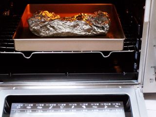 烧烤风味烤羊排,将裹好锡纸的羊排放入烤箱的中层，烤箱预热5分钟，上下管180度烤30分钟！(具体时间及温度根据自己的烤箱性能另定)