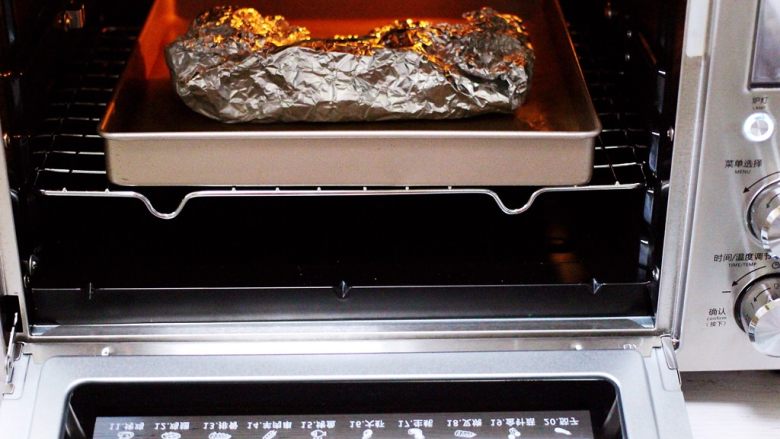 烧烤风味烤羊排,将裹好锡纸的羊排放入烤箱的中层，烤箱预热5分钟，上下管180度烤30分钟！(具体时间及温度根据自己的烤箱性能另定)