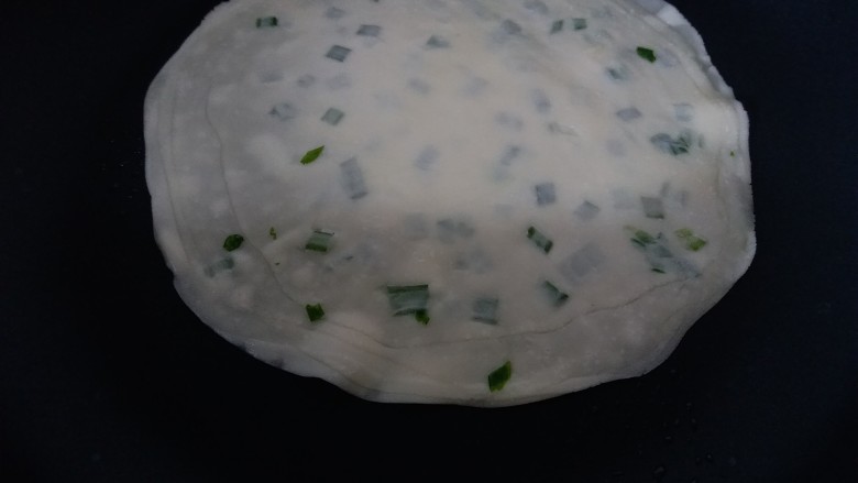 饺子皮版葱香酥饼,把擀好的葱香饼放锅里，小火烙饼。