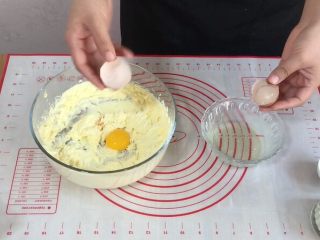 外酥里嫩的~爆浆芝士塔,加入蛋黄，搅匀。