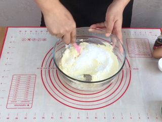 外酥里嫩的~爆浆芝士塔,下面来制作内陷。将奶油奶酪和细砂糖搅拌均匀。