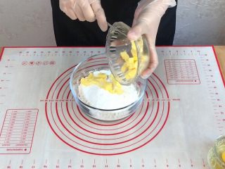 外酥里嫩的~爆浆芝士塔,先制作塔皮。将塔皮所有材料混合，用手快速揉搓黄油和面粉，成粗粒状。