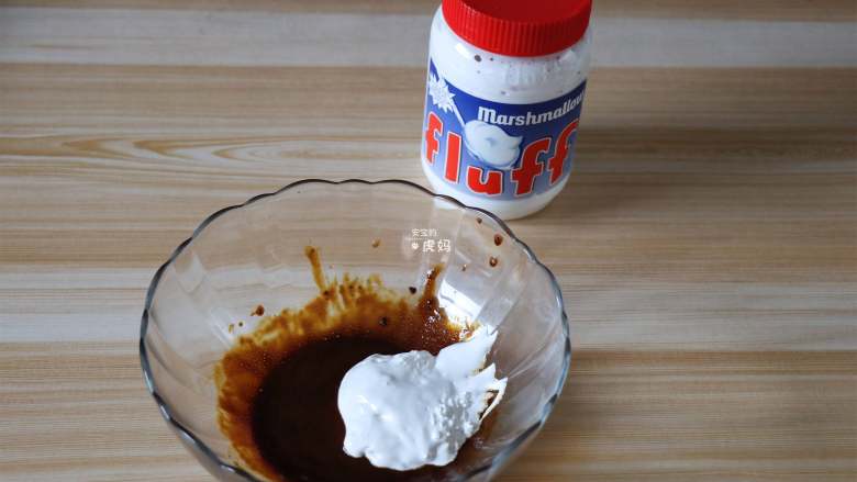 核桃咖啡面包,碗中倒入速溶咖啡粉，加入少许热开水冲泡融化后放入fluff棉花糖搅拌均匀；