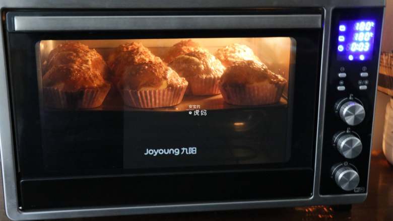 核桃咖啡面包,放入预热好的烤箱内中层180度15分钟；