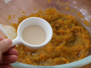 南瓜发面饼,温热不烫手时加入酵母搅拌均匀