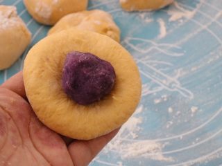 南瓜发面饼,小剂子揉搓成小饼状，包入紫薯馅