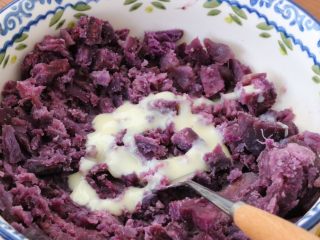 南瓜发面饼,紫薯加入炼奶压成泥搅拌均匀