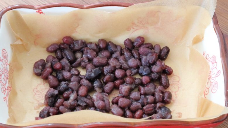红豆紫薯糯米糕,容器铺油纸，撒上一层红豆