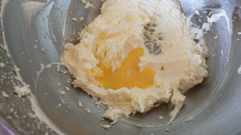 玻璃心杂粮饼干,颜色变浅后加入全蛋液，继续打至蛋液完全吸收