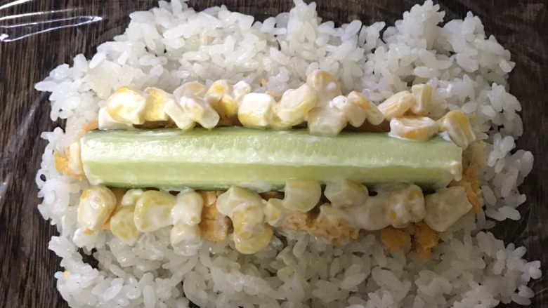 超豪华饭团,黄瓜条两边铺上玉米沙拉