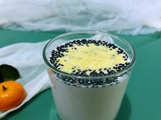 营养早餐1208,牛奶同时加热，装杯，洒上黑芝麻和小麦胚芽来丰富营养，也能让口感更美味。