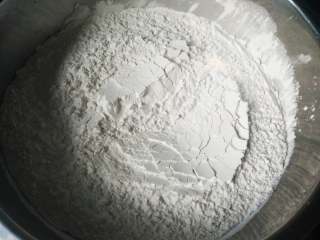 桂花糕,将粘米粉、糯米粉和糖粉混合，搅拌均匀