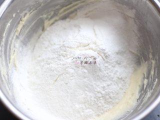 老式桃酥,低筋面粉和无铝泡打粉、小苏打混合均匀后，一起过筛加入步骤3的油蛋混合液中