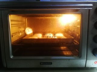 老式桃酥,烤箱200度预热5分钟后，送入烤箱中层烘烤，上下火175度20～25分钟左右，视上色程度出炉