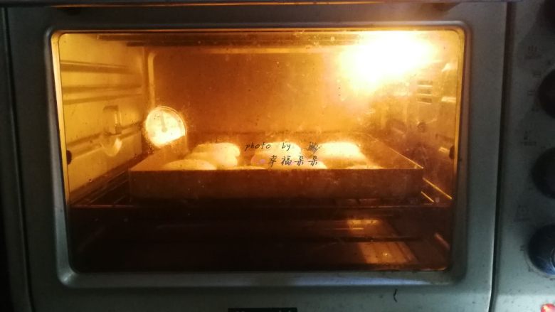 老式桃酥,烤箱200度预热5分钟后，送入烤箱中层烘烤，上下火175度20～25分钟左右，视上色程度出炉
