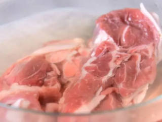 这种方法做的羊肉抓饭，相信大家一定会喜欢,先将羊肉浸泡一晚去血水，