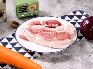 这种方法做的羊肉抓饭，相信大家一定会喜欢,·食材·

胡萝卜   1根、洋葱    1个
羊肉    200g、盐   4g、大米   120g