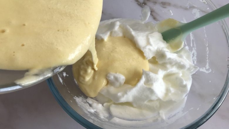 奶牛蛋糕卷,把蛋黄糊倒入剩余蛋白糊中 翻拌均匀