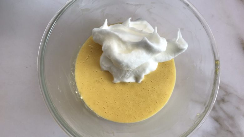 奶牛蛋糕卷,取三分之一蛋白糊倒入蛋黄糊中快速翻拌