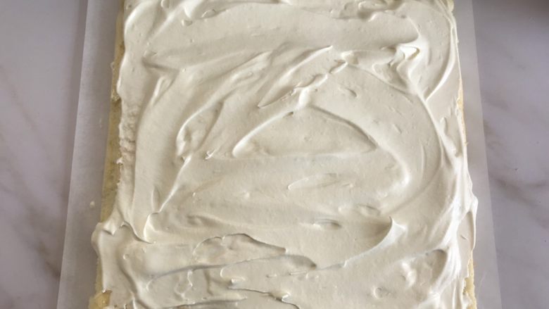 奶牛蛋糕卷,在翻过来 均匀的涂抹上奶油
