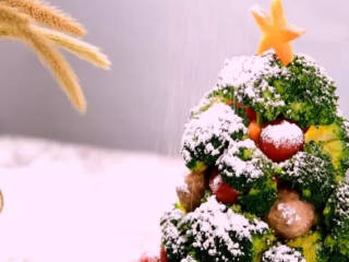 节日气氛浓厚的西兰花圣诞树,周边撒上玉米粒、青豆，再撒上少许糖粉即可