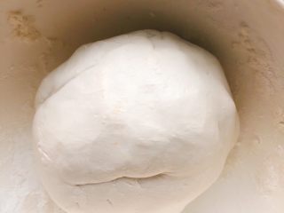 这个冬至的汤圆不一样-椰蓉芝士猫爪汤圆,用同样的方法做出白色糯米粉团。（原材料：糯米粉、温开水、少许白砂糖，白砂糖需用温开水先化开后再加入糯米粉）