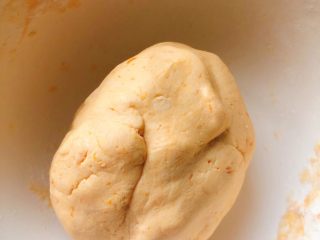 这个冬至的汤圆不一样-椰蓉芝士猫爪汤圆,揉成光滑的糯米粉团。