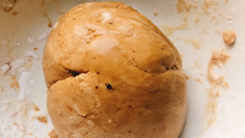 这个冬至的汤圆不一样-椰蓉芝士猫爪汤圆,用同样的方式做出褐色糯米粉团。（原材料：黑糖、糯米粉、温开水，黑糖需先用温开水化开后再加入糯米粉）