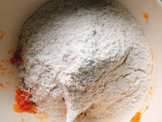 这个冬至的汤圆不一样-椰蓉芝士猫爪汤圆,倒入100克糯米粉，并少量多次加入温开水搅拌，直至可以揉成糯米粉团。