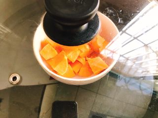 这个冬至的汤圆不一样-椰蓉芝士猫爪汤圆,放入锅里隔水蒸20分钟。