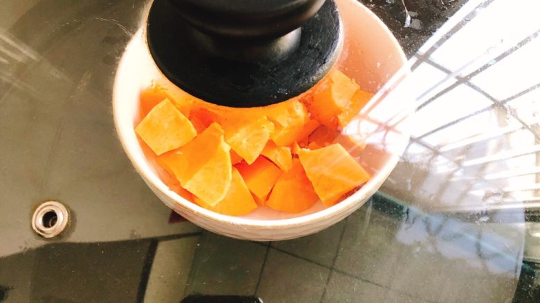 这个冬至的汤圆不一样-椰蓉芝士猫爪汤圆,放入锅里隔水蒸20分钟。