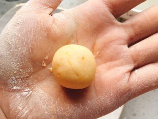这个冬至的汤圆不一样-椰蓉芝士猫爪汤圆,如何判定粉团水分适中：取少许粉团放手上搓揉，不会粘手并且会成团不散，如图所示。