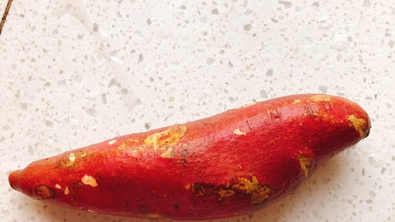这个冬至的汤圆不一样-椰蓉芝士猫爪汤圆,准备一根红薯，清洗干净。