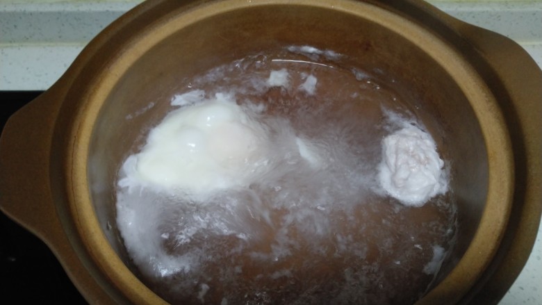 豆腐冬瓜卧蛋,煮至鸡蛋定型。