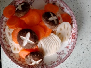 荷塘月色,藕切薄片，胡萝卜切薄片。香菇十字花刀。