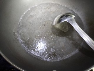 荷塘月色,锅内放入适量水，加盐和少许色拉油。烧开。