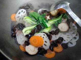 荷塘月色,将切好的藕，胡萝卜，香菇，木耳先过水煮下。最后放入青菜烫下，就可以捞出来了。