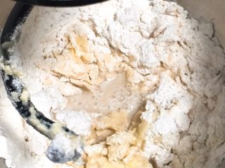 喜饼+香芋味,清水加温至37度，发酵粉放入温水洗孵化，再倒入厨师机搅拌。