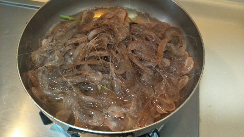 太湖三白-盐水白米虾,放入白米虾。
