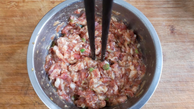 冬瓜丸子汤,用筷子顺一个方向搅拌均匀，搅上劲儿（筷子能立在肉馅中不倒）。可根据肉糜的干湿程度适当打水。