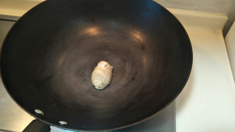 一道正经的菜——咸菜马江鱼,热锅，先用生姜擦一遍锅。为了使鱼不粘锅