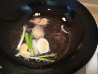 一道正经的菜——咸菜马江鱼,放姜放葱放入锅中煸炒。