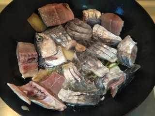 一道正经的菜——咸菜马江鱼,全部放入锅中。