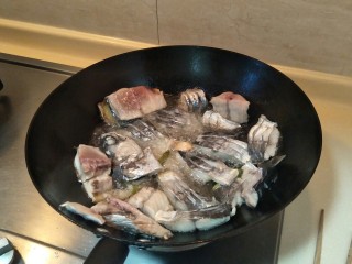 一道正经的菜——咸菜马江鱼,用中小火慢慢煎，晃动锅子，使鱼受热均匀。