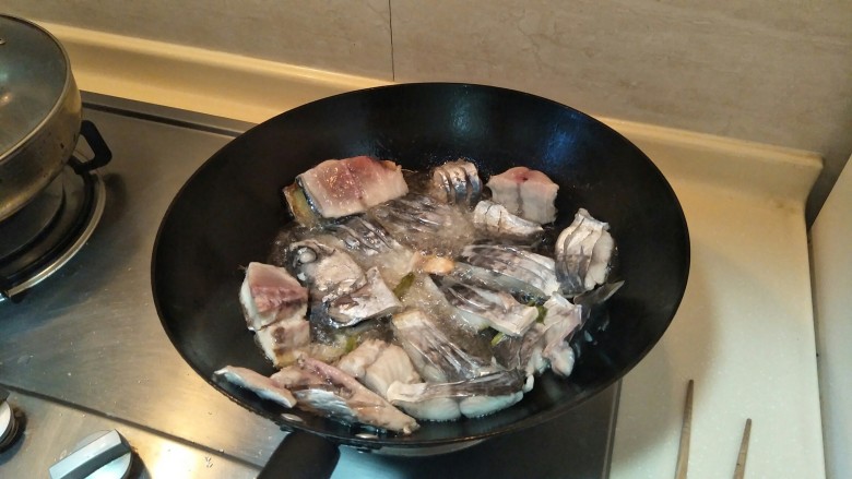 一道正经的菜——咸菜马江鱼,用中小火慢慢煎，晃动锅子，使鱼受热均匀。