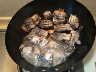 一道正经的菜——咸菜马江鱼,中小火慢慢煎。五分钟后。慢慢煎至淡金黄。煎的嫩一点，不要煎的太老。