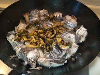 一道正经的菜——咸菜马江鱼,放入一小碗咸菜，这里用的是咸菜笋丝。