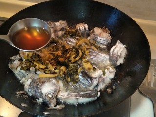 一道正经的菜——咸菜马江鱼, 放一勺料酒。